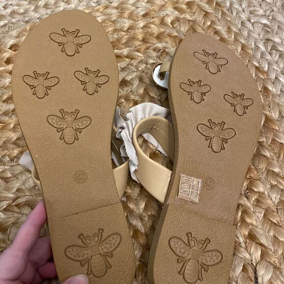 Never worn cute pineapple cream sandals - Picture 5 of 6